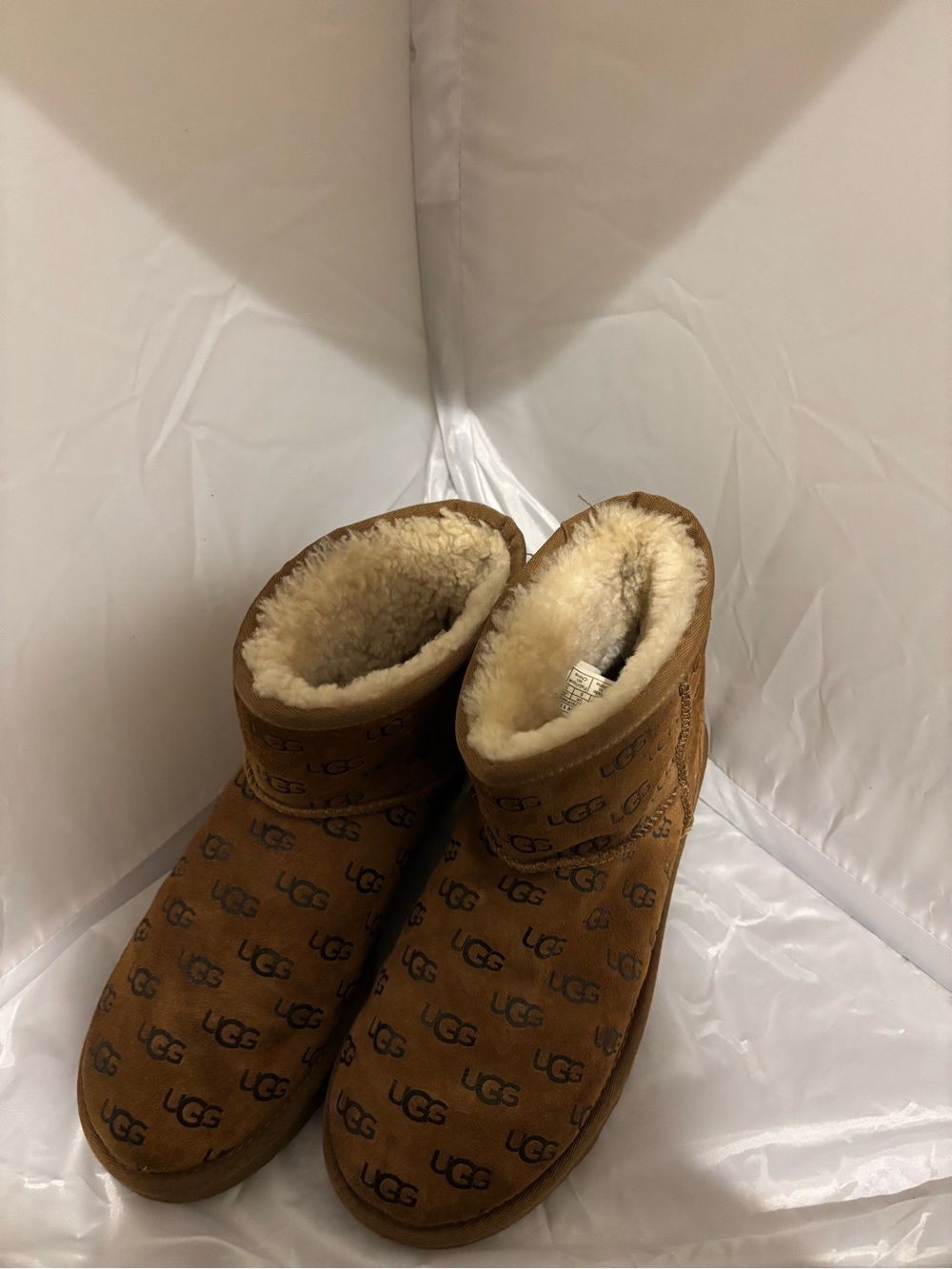 UGG Chestnut Logo Shearling Slippers. Size 7